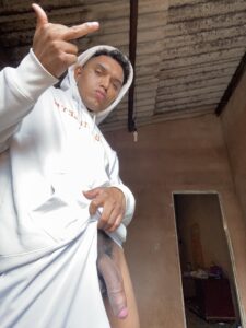 Novinho pauzudo gozando sem pegar no pau enorme,saco do novinho cheio de leite