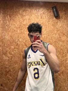 Safado novinho do pau grande cheio de veia mostrando a rola e gozando muito batendo punheta sentado