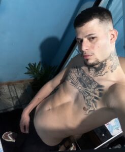 Gato maloqueiro do pau grande com tesão batendo punheta e gozando gostoso mostrando fotos do pau e falando putaria em vídeo amador 