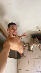 Boy gostoso garoto de programa em fortaleza ce mostrando fotos do pau grosso e seu corpo gostoso mostrando a rola dura na cueca marcando a mala grande