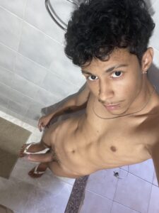 Leke magrelo novinho dotado da gozada farta gozando batendo uma no banheiro e mostrando o dote grande da pica branquinha 