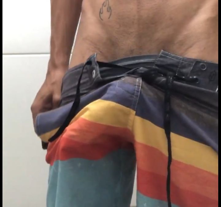 Moreno gostoso avantajado gozando no cu apertado