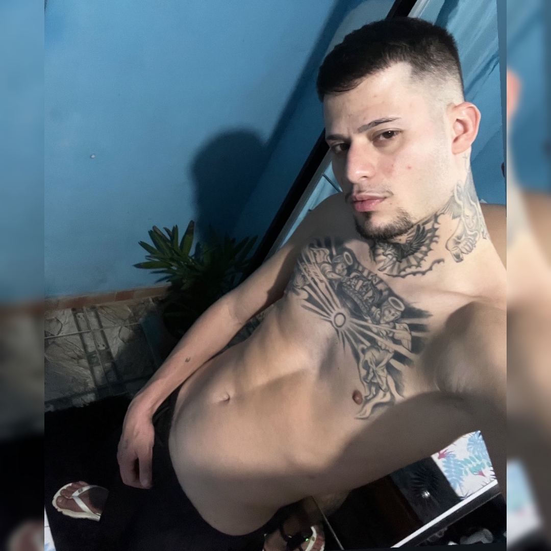 Maloqueiro de tornozeleira pauzudo gozando