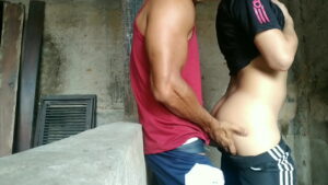 Garoto safado dando o cu pro pedreiro gostoso pauzudo que adora comer cu de gay novinho virgem