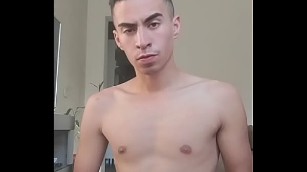 NOVINHO SE MASTURBANDO COM O PAU TODO LUBRIFICADO