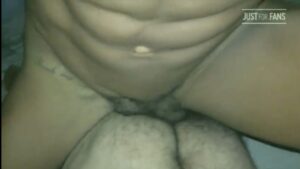 Garoto de programa dotado fodendo cu do gay rabudo no pelo enfiando até os ovos dentro do rabo ,vídeo amador  ,o rabudo peludo encarou 25 cm de pau grosso do safado comedor de cuzinho e levou gozada na bunda