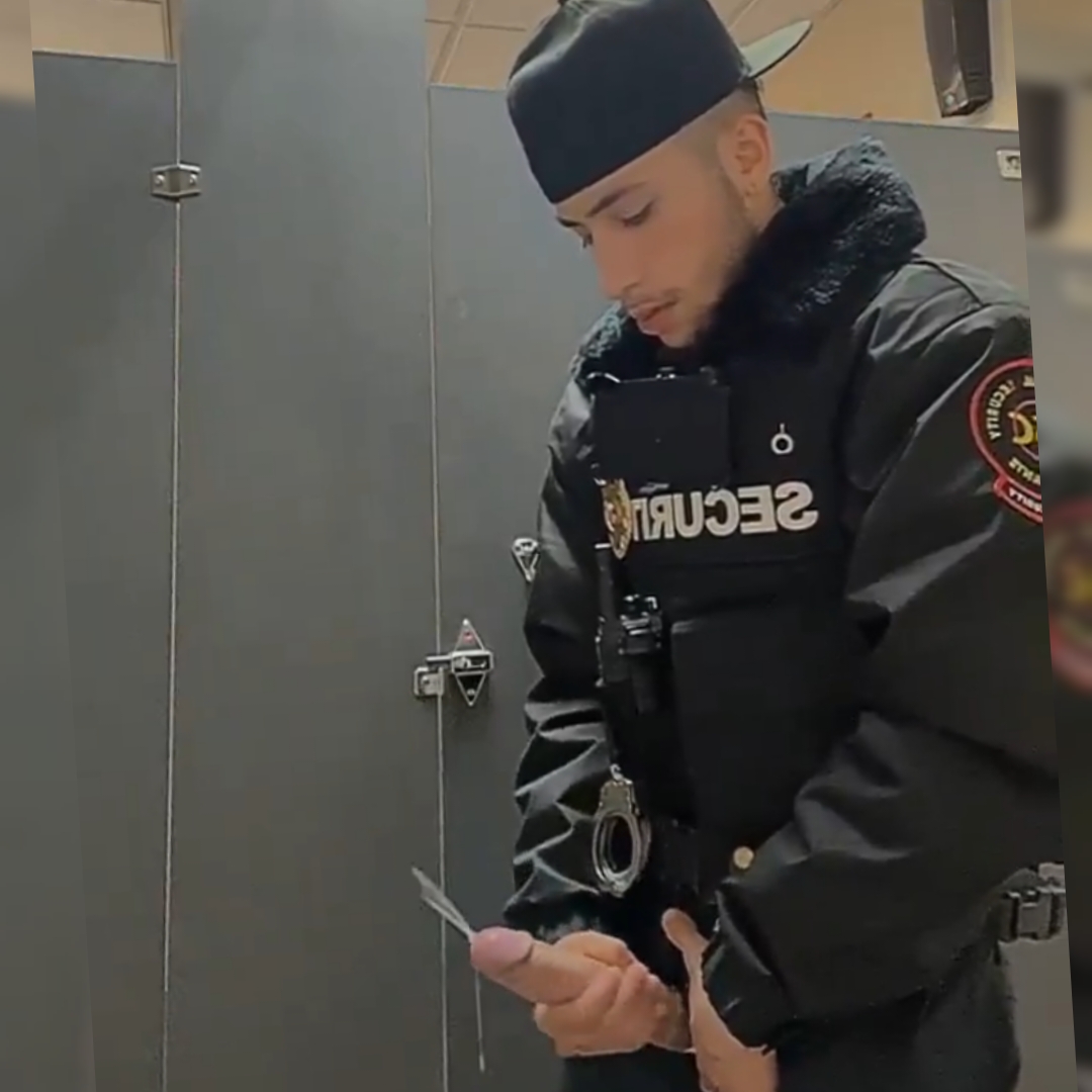 Policial gato gozando se masturbando no banheiro