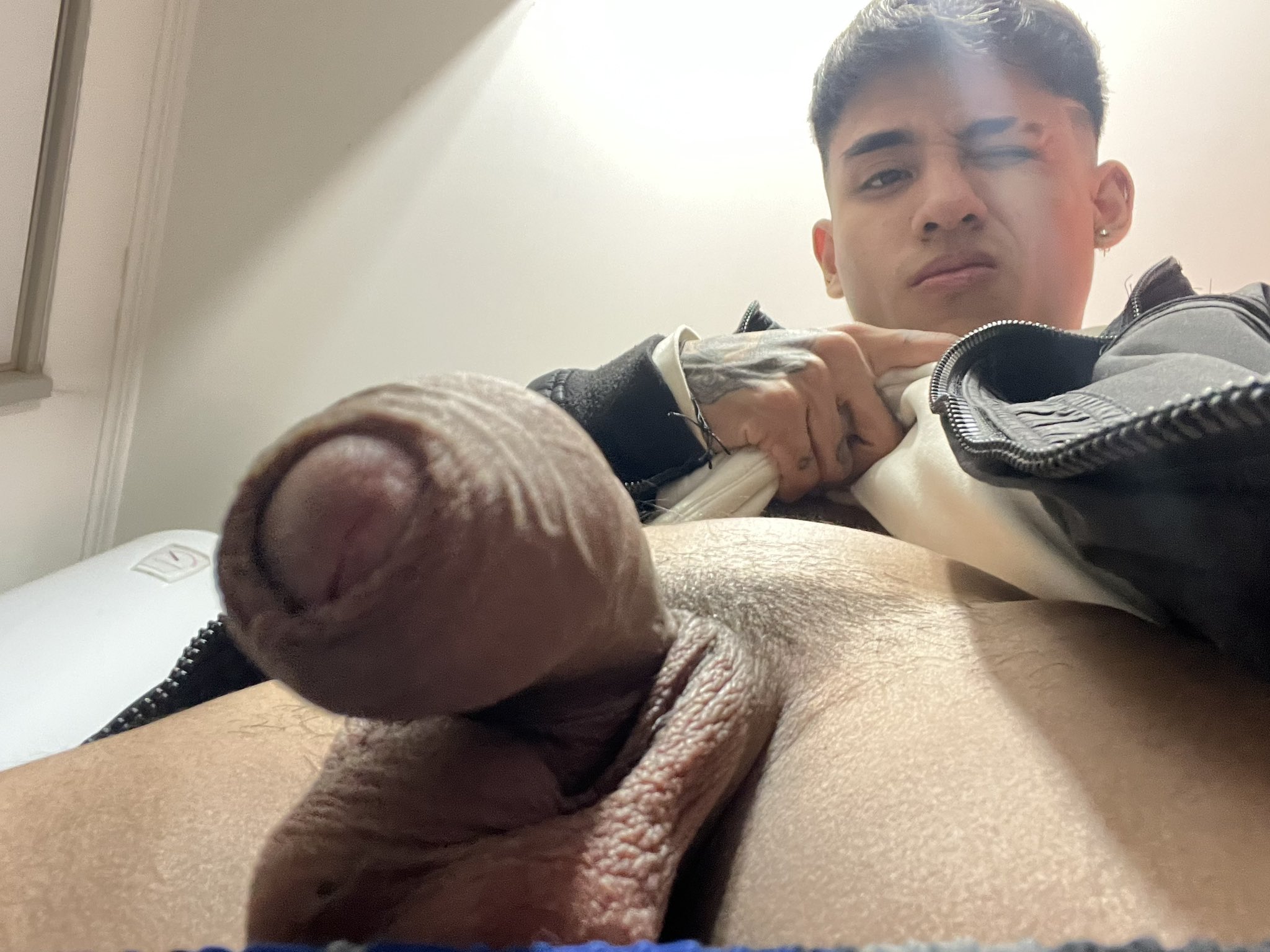 Novinho do pau monstro se exibindo de cueca