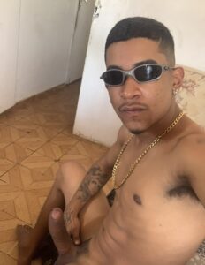 Garoto cafuçu da favela rola grossa e pesada um verdadeiro dote de cavalo mostrando o pau grande em fotos amadoras e vídeo do mega pau grosso parece um tronco de árvore 