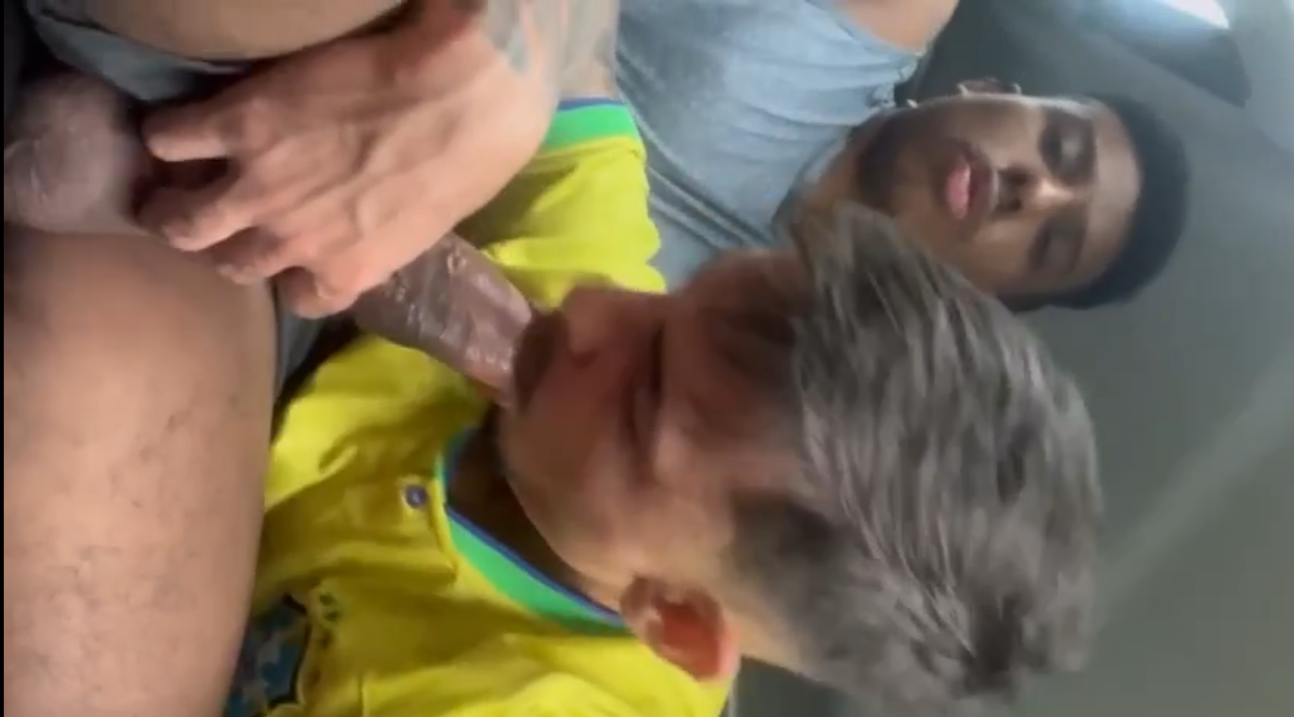 Uber chupando pau do passageiro hetero novinho pauzudo