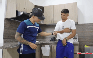 A putaria começou na cozinha e terminou na cama, garotos jovens safados com tesão sozinhos em casa se pegando na cozinha, o ativo desceu o short e mostrou o pau o passivo caiu de boca na rola e levou pra cama pedindo pra ele meter forte a rola no seu cu macio